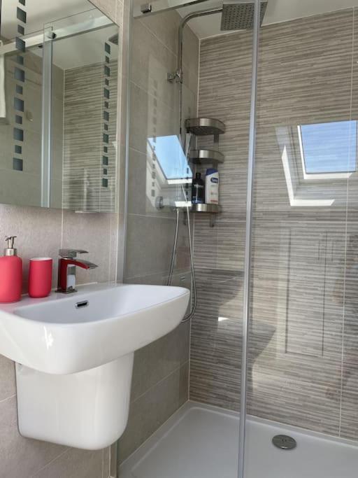 Paradigm House, Modern 2-Bedroom Duplex Apartment 2, Free Parking, Oxford Kültér fotó